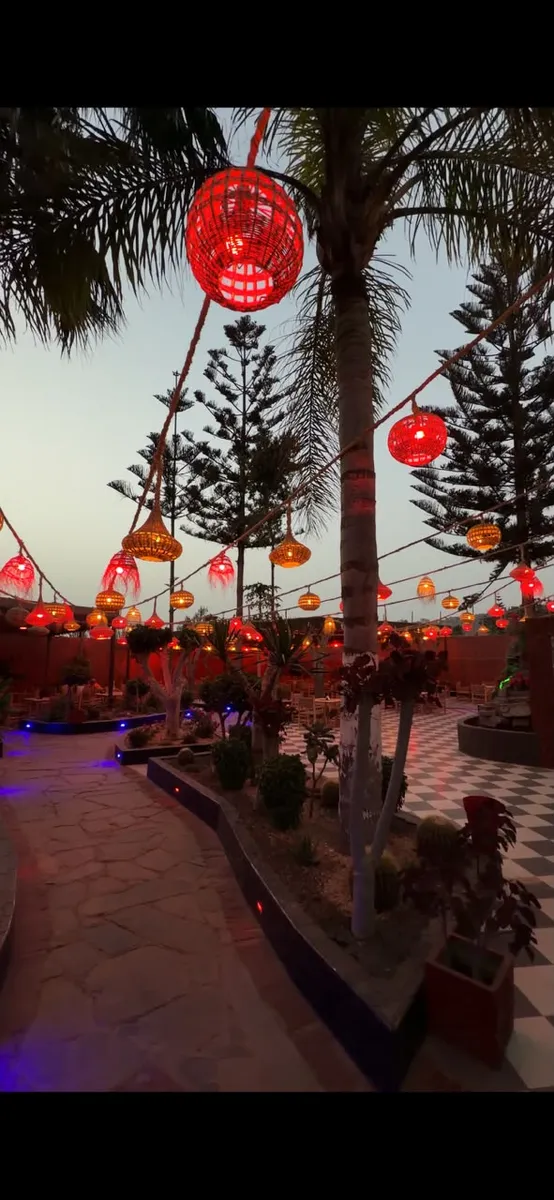 Lanternes artisanales illuminées de Bab Aourir la nuit
