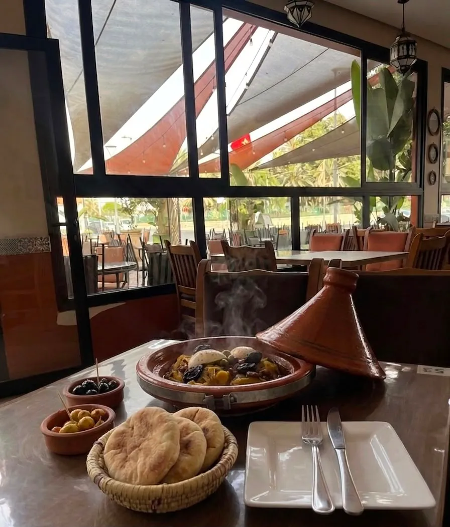 *Tajine traditionnel cuit au charbon de bois, servi avec du pain frais et des olives  La Table Amazigh*